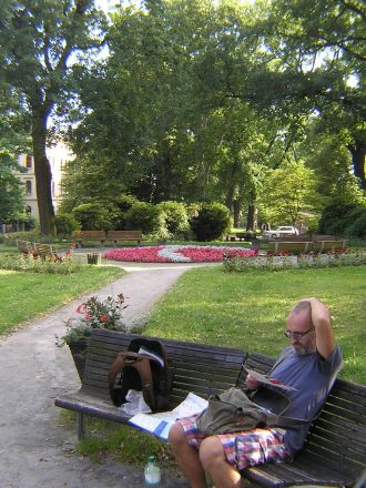 Jarre i planeringstagen vid blomsteruret.